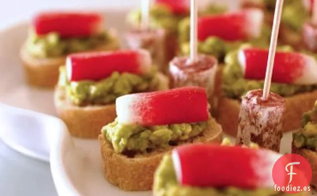 Canapés De Aguacate Y Rábano Con Sal Ahumada