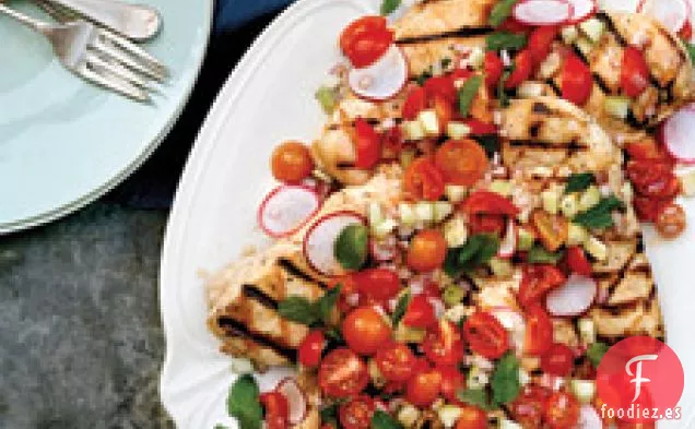 Pollo A La Parrilla Con Pepino, Rábano Y Salsa De Tomate Cherry