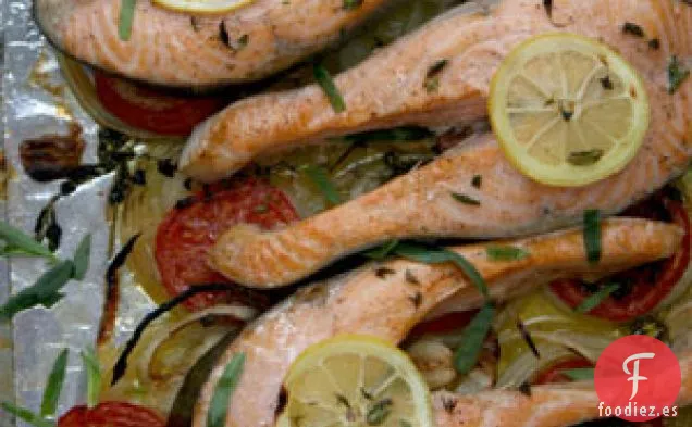 Filetes De Salmón A La Parrilla Con Tomates, Cebollas Y Estragón