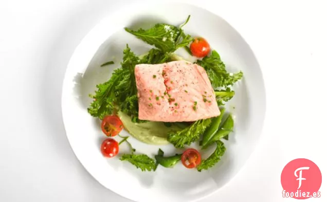 Salmón Escalfado Con Salsa De Aguacate
