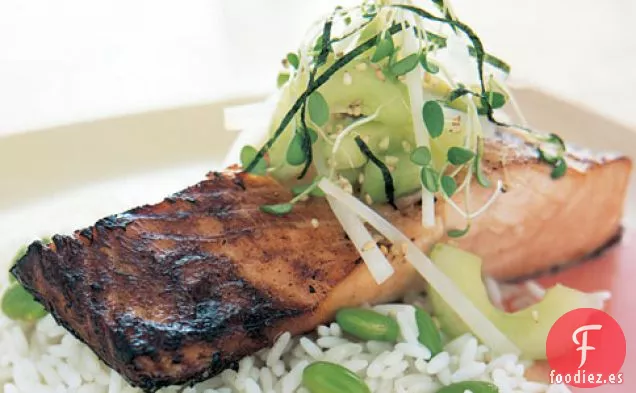 Salmón marinado con Miso Y Condimento daikon De Pepino