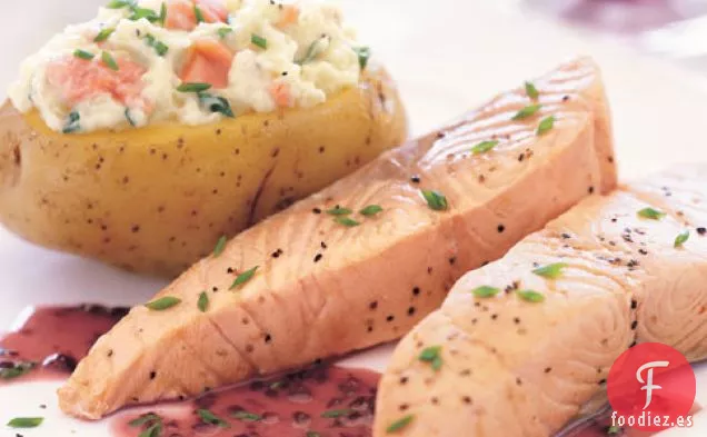 Salmón Con Beurre Rouge Y Patata Asada Rellena De salmón Ahumado