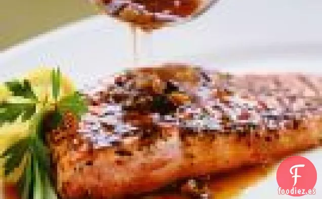 Salmón Con costra De Pimienta Y Salsa De Aceitunas