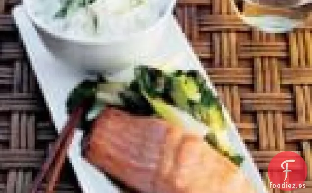 Salmón glaseado Con Miso Y Tablones Con Col China