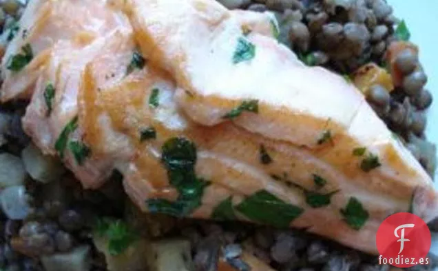 Filetes De Salmón Cocidos Al Horno Con Lentejas