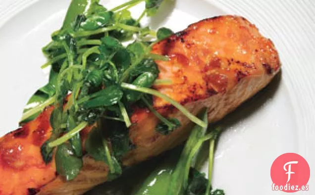 Salmón con Glaseado de Chile Dulce, Guisantes con Azúcar y Zarcillos de Guisantes