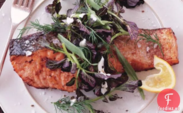 Salmón con Salsa de Limón y Pimienta y Ensalada de Hierbas de Berro