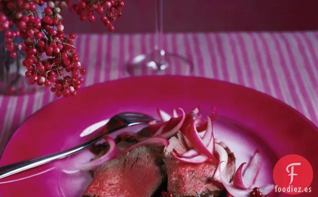 Solomillo de Ternera con Cebollas en Escabeche y Granos de Pimienta Rosa