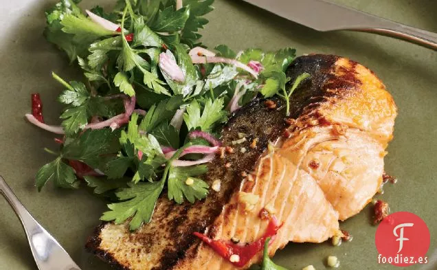 Ensalada de Salmón con Salsa de Vodka y Perejil