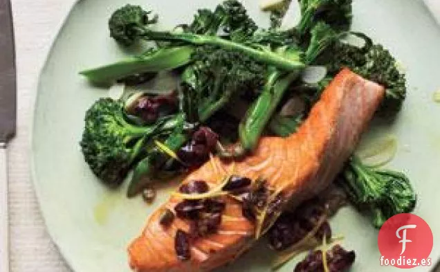 Salmón Con Salsa De Oliva Y Broccolini