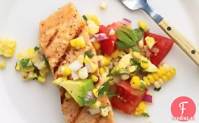 Salmón Con Maíz Dulce, Tomate Y Salsa De Aguacate