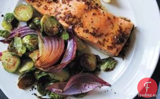 Salmón glaseado De Arce Con Coles De Bruselas Asadas