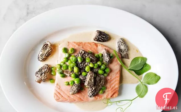 Salmón Salvaje Escalfado con Guisantes y Colmenillas