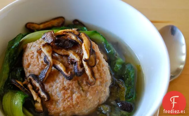 Albóndigas De Cerdo Estofadas Y Escarola Con Shiitakes Crujientes