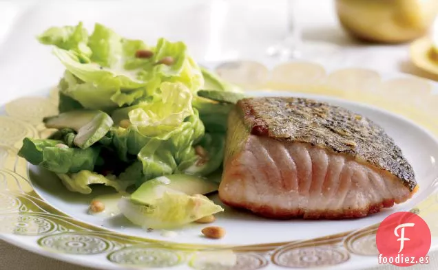 Salmón Crujiente con Ensalada de Aguacate