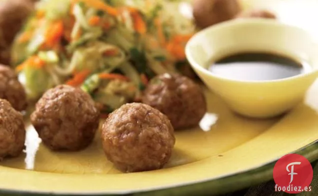 Albóndigas Asiáticas Con Ensalada De Pepino y Zanahoria