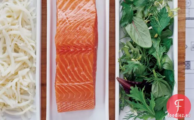 Salmón con Costra de Patata con Ensalada de Hierbas