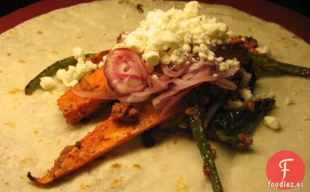 Fajitas De Chorizo, Poblano Y Ñame Con Cebolla Roja Marinada Con Lima