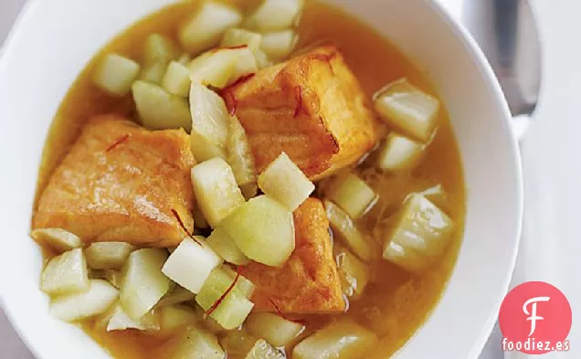 Salmón con Pepino Cocido al Azafrán e Hinojo