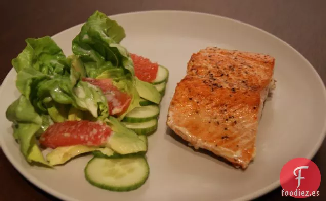 Salmón Crujiente Con Ensalada De Aguacate y Pomelo