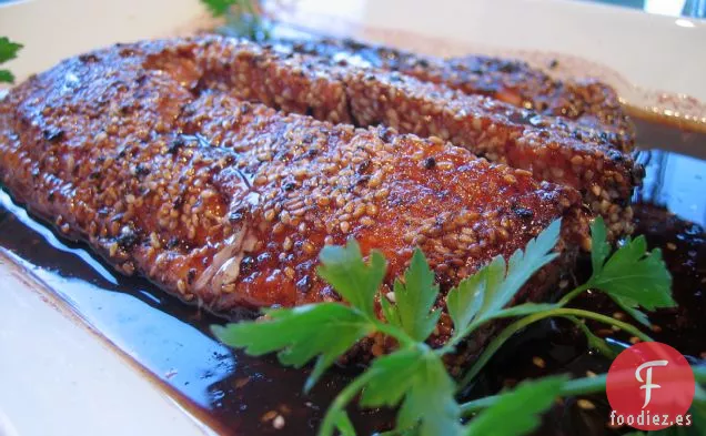 Salmón Incrustado De Sésamo Con Reducción De Pinot Noir