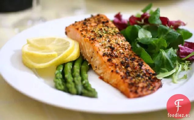 Salmón Chamuscado Con Semillas de Cáñamo, Brotes de Rábano y Ensalada de Berros