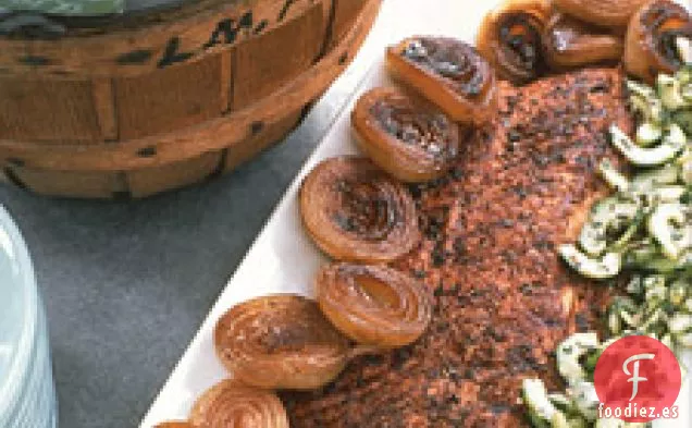 Salmón A La Parrilla Frotado Con Especias Con Salsa De Pepino Picante