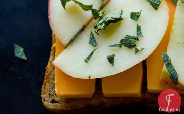 Sándwich De Queso A La Parrilla Con Manzana + Salvia
