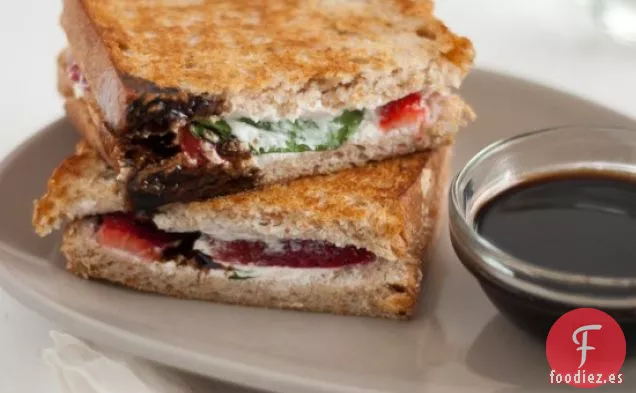 Panini De Fresa, Albahaca Y Queso De Cabra