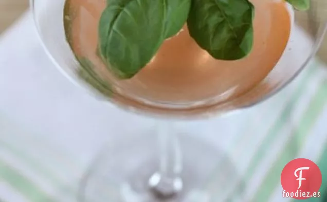 Martini de fresa y albahaca