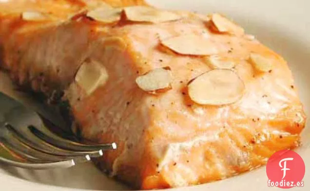 Salmón con Jarabe de Arce y Almendras Tostadas