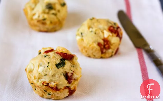 Muffins de Queso Feta, Albahaca y Pimienta Asada