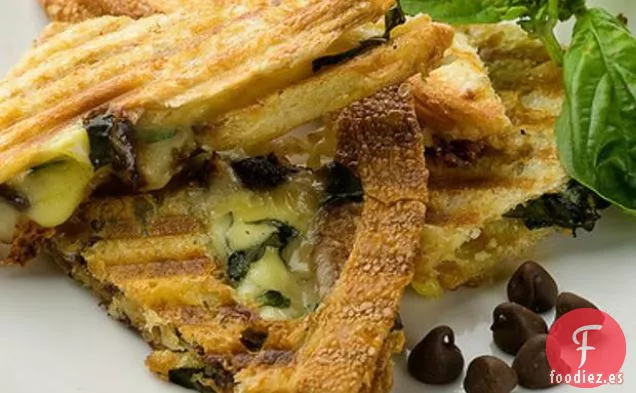 Brie De Chocolate Y Panini De Albahaca