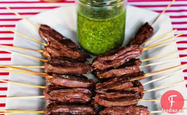 Brochetas de Carne de Falda con Salsa de Cilantro y Ajo