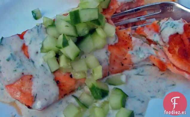 Salmón con Salsa de Yogur de Pepino