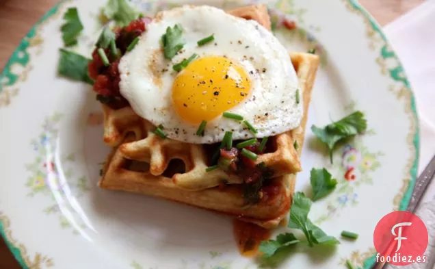 Gofres Salados De Harina De Maíz Y Cebollino Con Salsa Y Huevos