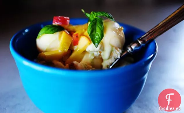 Helado de Vainilla con Cobertura de Melocotón y Albahaca
