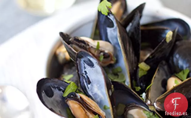 Mejillones Con Vino Blanco Y Hierbas Aromáticas