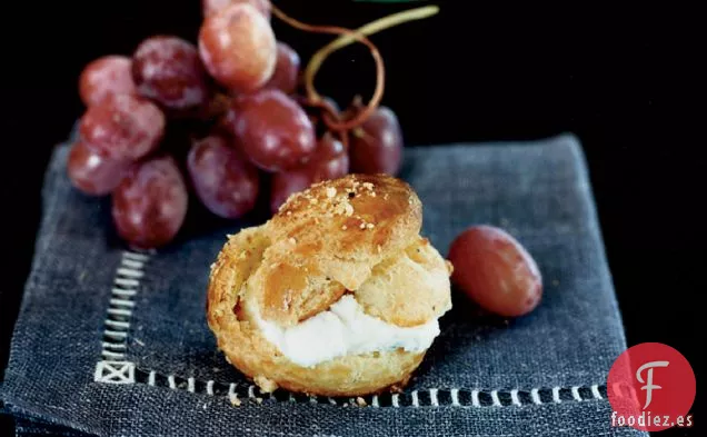 Profiteroles de Avellana con Queso Azul y Uvas