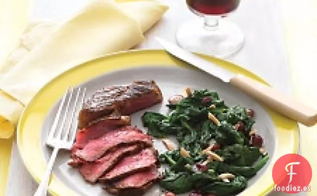 Filete A Fuego Lento Con Espinacas, Uvas Y Almendras