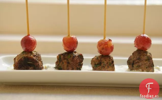 Albóndigas Al Estilo Kefta Con Uvas A La Parrilla Y Salsa De Yogur