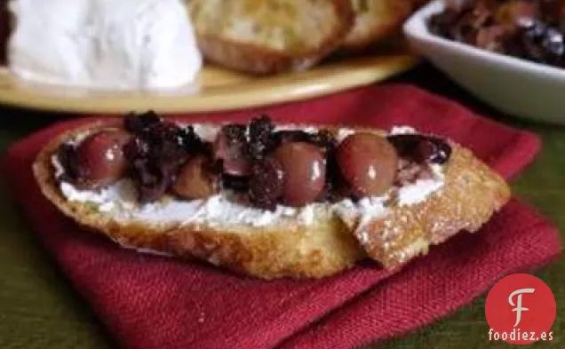 Crostini De Oliva Y Uva Tostados