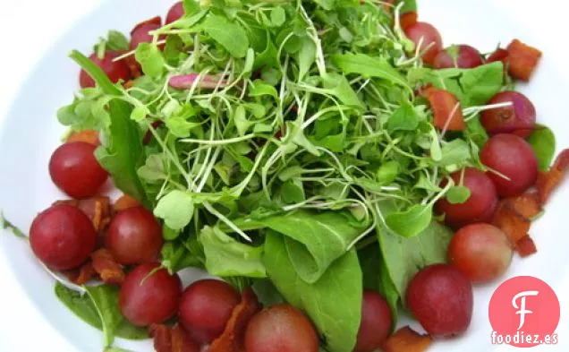 Carne Ligera: Ensalada De Uva Roja, Tocino Y Pistacho Con Chalota