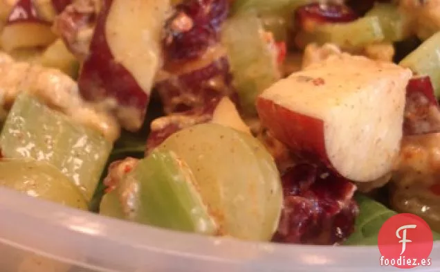 Ensalada de Pollo con Frutas y Nueces al Curry