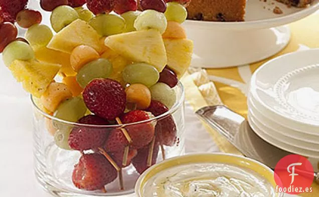 Brochetas de Fruta con Salsa de Yogur con Miel