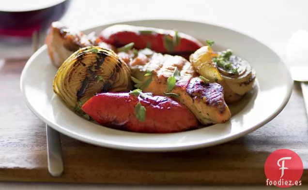 Salmón a la Parrilla con Cebollas Dulces y Pimientos Rojos