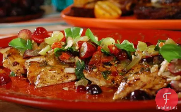 Ensalada de Pollo a la Parrilla con Glaseado de Albaricoque, Vinagreta de Mostaza Casera y Ensalada de Uvas