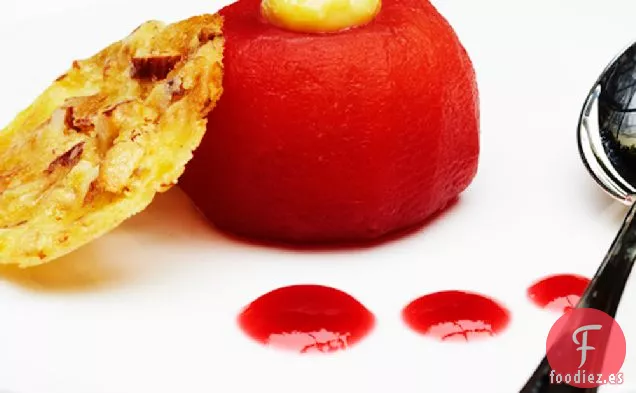 Manzanas Escalfadas De Frambuesa Con Chocolate Blanco Y Crema De Hinojo