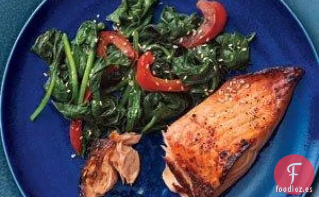 Salmón Glaseado Con Miel Y soja Con Espinacas Y Pimientos