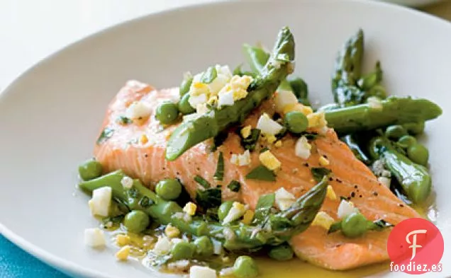 Salmón con Verduras de Primavera